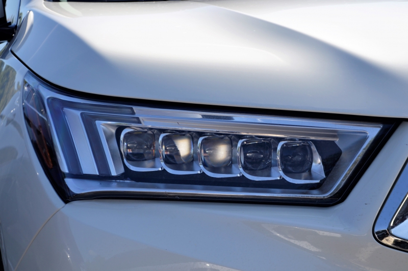 automobile-ROQUESTERON-min_acura-headlamp-2834131